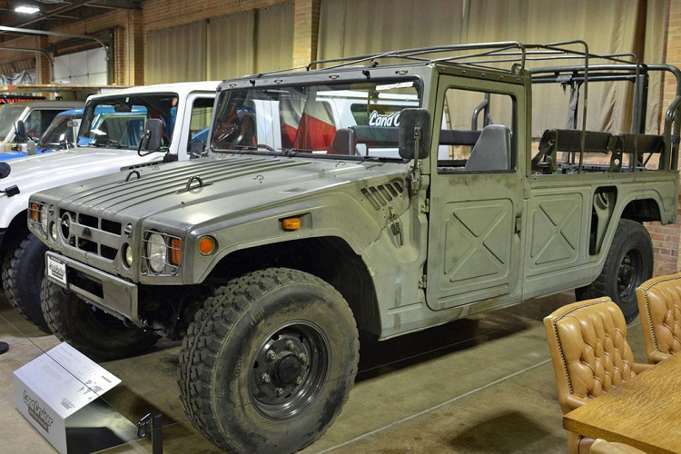 Toyota và các đối tác của hãng thường chế tạo các biến thể dành riêng cho thị trường của xe tải, chẳng hạn như chiếc bán tải FJ28L này với thân xe liền khối thay vì khoang chở hàng riêng biệt gắn phía sau ca-bin. Land Cruiser FJ28L được sản xuất với số lượng rất ít ở Venezuela.