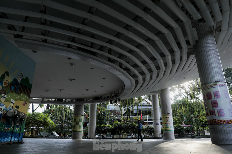 Công trình được bọc một hệ lam nhôm xung quanh tạo nên hình tượng chiếc tổ chim.