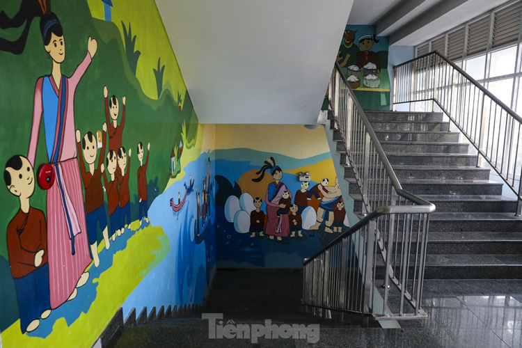 Ở nhiều nơi, trên nhiều diện tích các bức tường trong Nhà Thiếu nhi TPHCM trưng bày các bức bích hoạ ngộ nghĩnh, phù hợp với lứa tuổi thiếu nhi.
