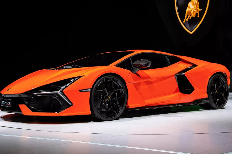 Mẫu Lamborghini Revuelto plug-in hybrid đầu tiên từng được cho sẽ thay thế cho Aventador nhưng thực tế không phải như vậy. CEO Lamborghini - ông Stephan Winkelmann từng trả lời Reuters về việc chuyển đổi các mẫu xe Lamborghini đang sử dụng động cơ đốt trong sang biến thể PHEV (plug-in hybrid) vào năm 2024-2025. Có thể điều này sẽ xuất hiện trên thế hệ tiếp theo của Lamborghini Urus và Huracan.