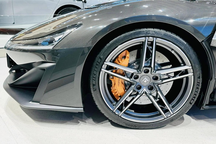 Một chiếc siêu xe ngày nay không chỉ có ngoại hình hầm hố, nổi bật lên hẳn so với các mẫu xe khác mà còn phải có nội thất thể thao nhưng cũng phải vừa sang. Aion Hyper SSR có bộ ghế ngồi bọc da cao cấp, giúp người lái hay hành khách có thể di chuyển đường dài mà không cảm thấy quá mệt mỏi hay đau lưng như các bộ ghế đua có khung carbon, phần da được gọt đi mỏng dính.