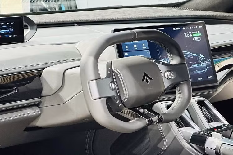 Màn hình giải trí to như vậy nên các tính năng từ cơ bản đến phức tạp nhất của Aion Hyper SSR cũng được tích hợp vào trong, vì thế, trên bảng điều khiển trung tâm của xe, ta không thấy nhiều nút bấm ở đây, thay vào đó là 2 quạt điều hòa.