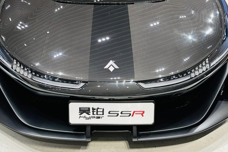 Nhìn từ phía đuôi xe của Aion Hyper SSR cho thấy chiếc siêu xe điện đến từ Trung Quốc cũng rất năng động khi được trang bị cánh gió đuôi tự động, điều chỉnh bằng nút bấm hoặc khi chạy tốc độ cao, nó sẽ tự động nâng lên theo các mức được lập trình sẵn, tiếp đến đó chính là cụm đèn hậu LED kiểu xuyên suốt, kéo dài chiều rộng mang đến sự mới lạ. Cuối cùng là phần khuếch tán sau rất thể thao.