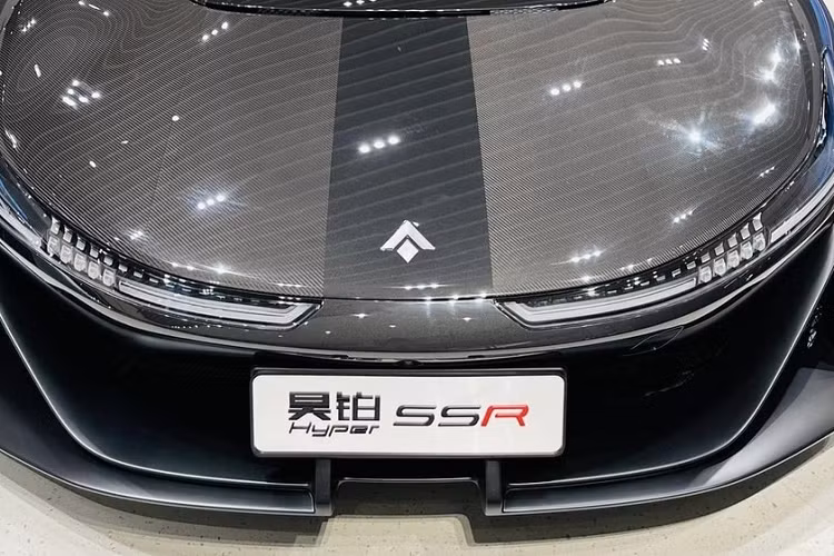 Nhìn từ phía đuôi xe của Aion Hyper SSR cho thấy chiếc siêu xe điện đến từ Trung Quốc cũng rất năng động khi được trang bị cánh gió đuôi tự động, điều chỉnh bằng nút bấm hoặc khi chạy tốc độ cao, nó sẽ tự động nâng lên theo các mức được lập trình sẵn, tiếp đến đó chính là cụm đèn hậu LED kiểu xuyên suốt, kéo dài chiều rộng mang đến sự mới lạ. Cuối cùng là phần khuếch tán sau rất thể thao.