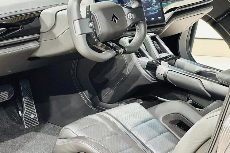 Tiếp đến là vô lăng hình chữ nhật với 4 góc cạnh được vuốt xéo, ngoài việc bọc da cao cấp còn ốp thêm carbon, nhìn rất thể thao. Các nút bấm vật lý xuất hiện trên vô lăng khá ít, điều này cũng dễ hiểu vì Aion Hyper SSR là 1 siêu xe, người lái cần tập trung trải nghiệm nhiều hơn thay vì chỉnh nút.