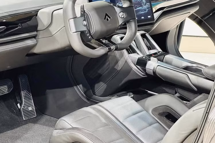 Tiếp đến là vô lăng hình chữ nhật với 4 góc cạnh được vuốt xéo, ngoài việc bọc da cao cấp còn ốp thêm carbon, nhìn rất thể thao. Các nút bấm vật lý xuất hiện trên vô lăng khá ít, điều này cũng dễ hiểu vì Aion Hyper SSR là 1 siêu xe, người lái cần tập trung trải nghiệm nhiều hơn thay vì chỉnh nút.