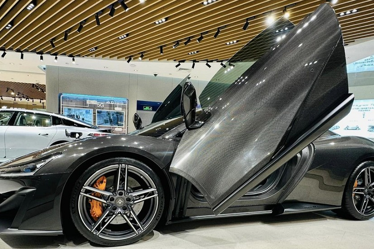 Ngoài bộ cửa đẹp mắt, Aion Hyper SSR còn gây ấn tượng mạnh ở thiết kế đầu xe với cụm đèn pha LED, sắc cạnh trải dài gần hết mặt tiền của xe. Tiếp đến, xe có bộ cản trước và các hốc gió góc cạnh, mang đến diện mạo khá dữ dằn cho phần đầu xe.