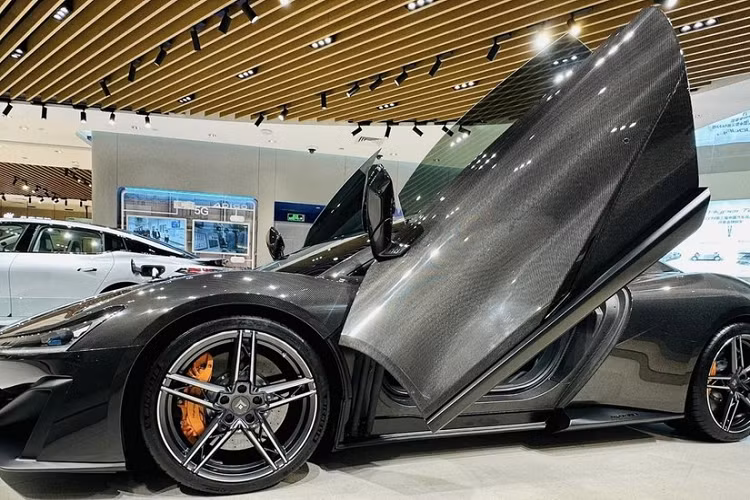 Ngoài bộ cửa đẹp mắt, Aion Hyper SSR còn gây ấn tượng mạnh ở thiết kế đầu xe với cụm đèn pha LED, sắc cạnh trải dài gần hết mặt tiền của xe. Tiếp đến, xe có bộ cản trước và các hốc gió góc cạnh, mang đến diện mạo khá dữ dằn cho phần đầu xe.