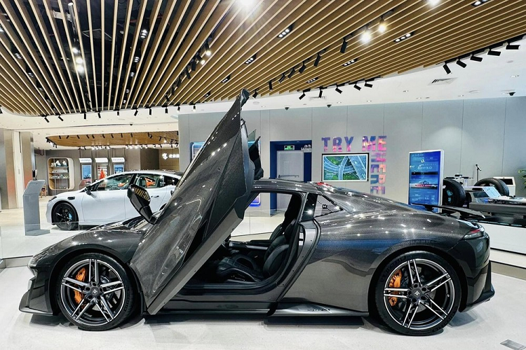 Đây cũng là lần đầu tiên, chiếc siêu xe điện Aion Hyper SSR của Trung Quốc được trưng bày rộng rãi tại thị trường tỷ dân này mà không phải thông qua triển lãm, hãy cùng chúng tôi đánh giá nhanh Aion Hyper SSR: Siêu xe điện Trung Quốc tăng tốc 0-100 km/h như xe Koenigsegg nhưng giá rẻ hơn nhiều.
