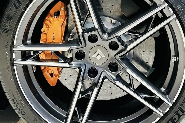 Carbon lại 1 lần nữa xuất hiện khá nhiều trong nội thất xe Aion Hyper SSR. GAC công bố giá xe Aion Hyper SSR 2024 tiêu chuẩn là 1.286.000 nhân dân tệ (tương đương 4,4 tỷ đồng) và phiên bản Aion Hyper SSR Ultimate được tiết lộ giá bán trước là 1.686.000 triệu nhân dân tệ (tương đương 5,79 tỷ đồng).