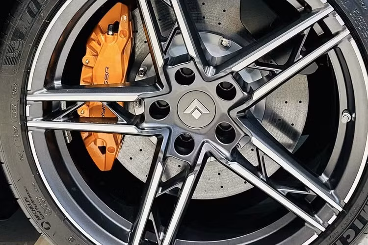 Carbon lại 1 lần nữa xuất hiện khá nhiều trong nội thất xe Aion Hyper SSR. GAC công bố giá xe Aion Hyper SSR 2024 tiêu chuẩn là 1.286.000 nhân dân tệ (tương đương 4,4 tỷ đồng) và phiên bản Aion Hyper SSR Ultimate được tiết lộ giá bán trước là 1.686.000 triệu nhân dân tệ (tương đương 5,79 tỷ đồng).