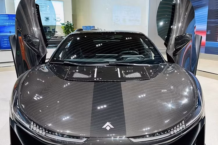 Điều bắt mắt nhất mà chính là việc Aion Hyper SSR được hãng xe Trung Quốc áp dụng kiểu cửa cánh bướm tự động, đây là loại cửa cánh bướm tự cảm biến truyền động kép và hỗ trợ mở cửa từ xa qua chìa khóa hay sau này, sẽ là ứng dụng trong điện thoại.