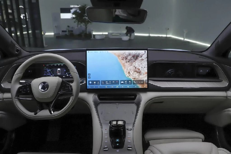 Theo đó, xe có số đo dài x rộng x cao lần lượt là 4860 x 1935 x 1602mm, chiều dài cơ sở 2940mm. Với kích thước này, N7 nằm giữa Tesla Model Y và Model X.