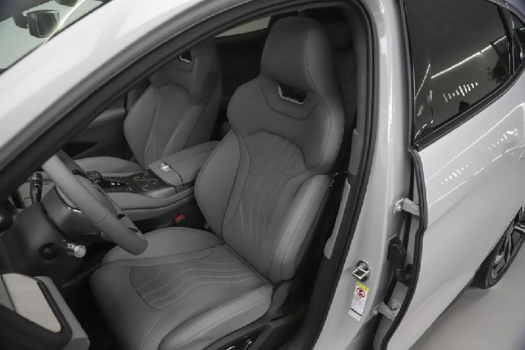 Mẫu SUV điện Denza N7 phản ánh cam kết của BYD về tiến bộ công nghệ và thiết kế sáng tạo. Nó được xây dựng trên phiên bản nâng cấp của nền tảng điện tử 3.0 của BYD, có hệ thống pin cấu trúc CTB (Cell-to-Body) mới nhất và iTAC (Hệ thống kiểm soát thích ứng mô-men xoắn thông minh).