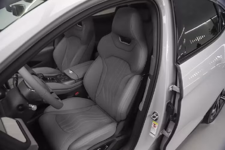 Mẫu SUV điện Denza N7 phản ánh cam kết của BYD về tiến bộ công nghệ và thiết kế sáng tạo. Nó được xây dựng trên phiên bản nâng cấp của nền tảng điện tử 3.0 của BYD, có hệ thống pin cấu trúc CTB (Cell-to-Body) mới nhất và iTAC (Hệ thống kiểm soát thích ứng mô-men xoắn thông minh).