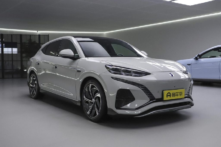 Hiện BYD chiếm 90% cổ phần, trong khi hãng xe sang Đức chỉ sở hữu 10% còn lại. Thương hiệu này đã đặt mục tiêu chuyên sản xuất các loại xe điện, đặc biệt là trong phân khúc SUV từ bình dân đến cao cấp.