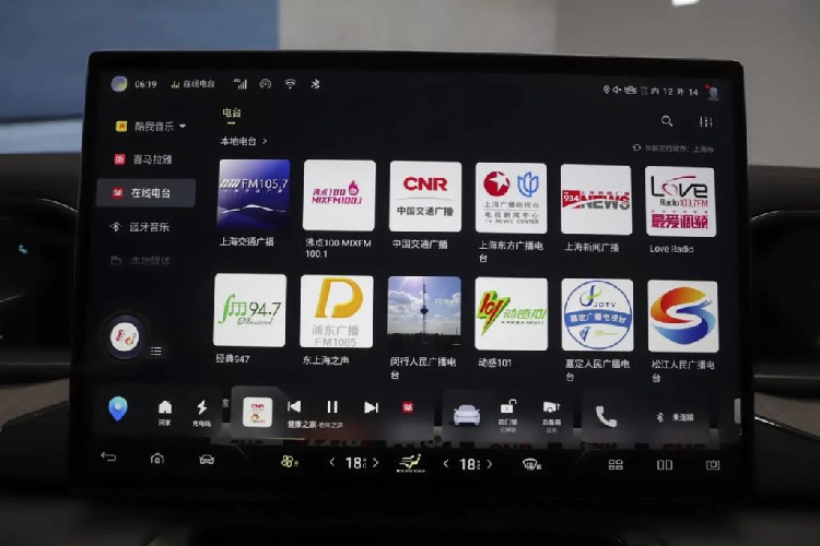 “Ngoại hình” của Denza N7 được áp dụng ngôn ngữ thiết kế π-MOTION, đại diện cho tính tuần hoàn và khả năng vô hạn. Điều thú vị là khách hàng có thể tuỳ chọn thiết kế đầu xe với một kiểu thể hiện rõ ràng N7 là một chiếc xe điện, kiểu còn lại thì như xe dùng động cơ đốt trong.