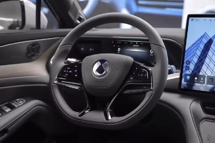 Bên trong cabin, N7 được trang bị không dưới 6 màn hình, bao gồm: màn hình điều khiển trung tâm 17,3 inch, bảng đồng hồ LCD 10,25 inch, màn hình giải trí 10,25 inch cho đồng lái, AR-HUD (Hiển thị kính chắn gió thực tế tăng cường) và màn hình hiển thị nhiệt độ ở cửa gió điều hoà.