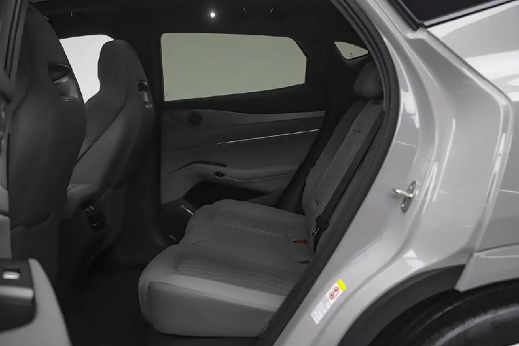 Về sức mạnh và hiệu suất, Denza N7 có hai phiên bản dẫn động bốn bánh gồm một động cơ và hai động cơ. Chiếc SUV điện được trang bị gói pin 91,4 kWh. Mô hình động cơ đơn có công suất tối đa 230 mã lực với phạm vi di chuyển (theo chu trình CLTC) là 702 km. Trong khi phiên bản dẫn động bốn bánh động cơ kép cung cấp công suất tối đa 390 mã lực, có thể tăng tốc từ 0 lên 100 km/h chỉ trong 3,9 giây và có phạm vi hoạt động CLTC là 630 km.