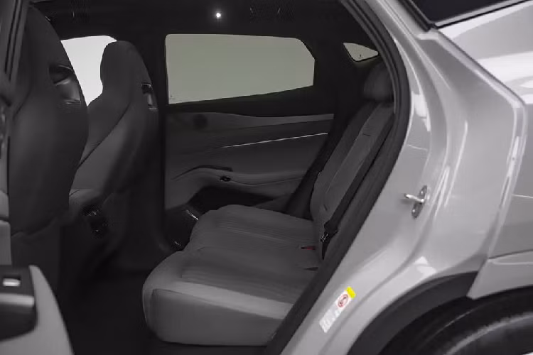 Về sức mạnh và hiệu suất, Denza N7 có hai phiên bản dẫn động bốn bánh gồm một động cơ và hai động cơ. Chiếc SUV điện được trang bị gói pin 91,4 kWh. Mô hình động cơ đơn có công suất tối đa 230 mã lực với phạm vi di chuyển (theo chu trình CLTC) là 702 km. Trong khi phiên bản dẫn động bốn bánh động cơ kép cung cấp công suất tối đa 390 mã lực, có thể tăng tốc từ 0 lên 100 km/h chỉ trong 3,9 giây và có phạm vi hoạt động CLTC là 630 km.