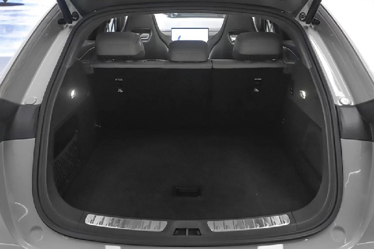 Denza N7 được cung cấp một màn hình hiển thị thực tế tăng cường, sử dụng công nghệ AR để chiếu thông tin kỹ thuật số trên con đường phía trước người lái. Đối với những người yêu âm nhạc, Denza N7 được trang bị hệ thống âm thanh Devialet. Hệ thống ghế ngồi của xe bọc da Nappa và cốp chứa đồ phía trước có thể chứa một vali kích thước 20 inch. Trên phiên bản cao cấp, Denza N7 được trang bị 33 cảm biến xung quanh xe bao gồm LiDAR, radar sóng milimet, chip NVIDIA Orin và hai camera 8 megapixel. 