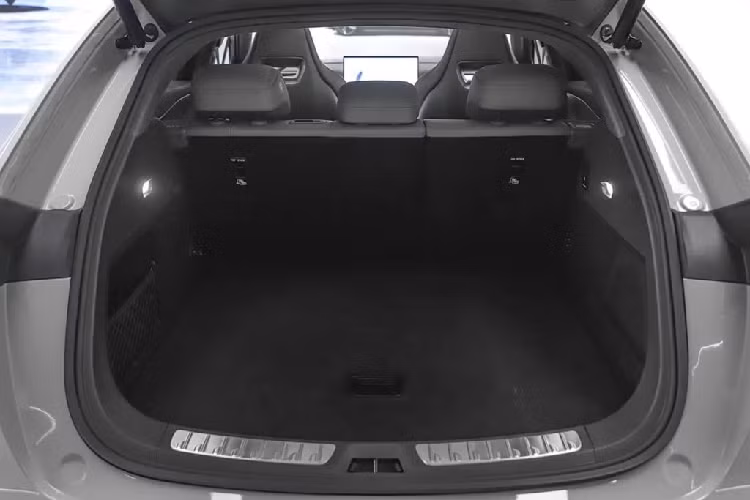 Denza N7 được cung cấp một màn hình hiển thị thực tế tăng cường, sử dụng công nghệ AR để chiếu thông tin kỹ thuật số trên con đường phía trước người lái. Đối với những người yêu âm nhạc, Denza N7 được trang bị hệ thống âm thanh Devialet. Hệ thống ghế ngồi của xe bọc da Nappa và cốp chứa đồ phía trước có thể chứa một vali kích thước 20 inch. Trên phiên bản cao cấp, Denza N7 được trang bị 33 cảm biến xung quanh xe bao gồm LiDAR, radar sóng milimet, chip NVIDIA Orin và hai camera 8 megapixel. 