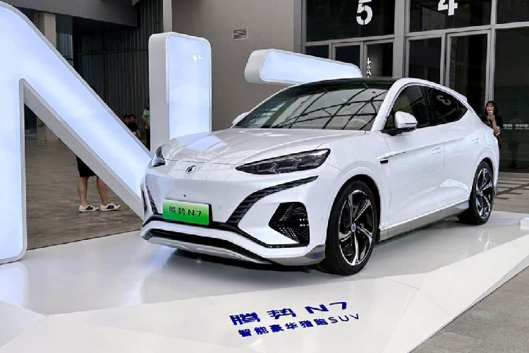 Thương hiệu xe điện Denza được thành lập năm 2011 dưới hình thức liên doanh giữa hai hãng xe BYD và Mercedes-Benz (tỷ lệ sở hữu 50:50). Năm 2014, Denza đã tung ra mẫu xe hatchback chạy điện 500 dựa trên Mercedes-Benz B-Class nhưng nó không thành công như mong đợi, do đó liên doanh này đã có sự tái cấu trúc.