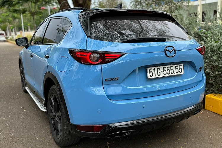 Sự lặp lại của bộ số 5 y hệt nhau tạo thành bộ ngũ quý đẹp đặc biệt, biểu tượng cho sự bền chặt, chắc chắn, vẹn toàn, bình yên và mang lại sự ổn định lâu dài. còn là con số đứng ở giữa trong dãy số tự nhiên giúp hòa hợp và cân bằng các mối quan hệ trong kinh doanh và gia đình, giúp cho công việc được thuận lợi, phát triển, gia đình được bình an, hạnh phúc. Chính vì điều này mà nhiều người săn lùng bằng được biển ngũ quý 5.