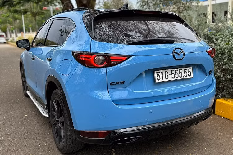 Sự lặp lại của bộ số 5 y hệt nhau tạo thành bộ ngũ quý đẹp đặc biệt, biểu tượng cho sự bền chặt, chắc chắn, vẹn toàn, bình yên và mang lại sự ổn định lâu dài. còn là con số đứng ở giữa trong dãy số tự nhiên giúp hòa hợp và cân bằng các mối quan hệ trong kinh doanh và gia đình, giúp cho công việc được thuận lợi, phát triển, gia đình được bình an, hạnh phúc. Chính vì điều này mà nhiều người săn lùng bằng được biển ngũ quý 5.