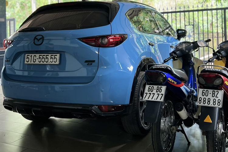 Người mua chiếc Mazda CX-5 mang biển số 55555 của đầu số 51G của TP HCM đã chia sẻ tốn 2,5 tỷ đồng cho giao dịch này, trước đó, xe được bán với giá 2,4 tỷ đồng và có thể thấy, giá trị của chiếc Mazda CX-5 đời 2018 không bị trượt giá sau 5 năm.