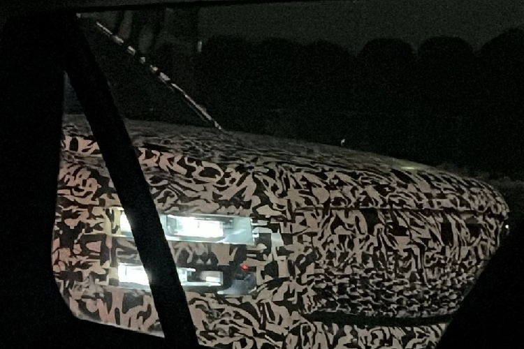 Cách đây không lâu, chiếc xe được cho là Toyota Century SUV cũng đã bị bắt gặp khi chạy thử trên đường phố Nhật Bản. Qua hình ảnh được lan truyền trên mạng xã hội, có thể thấy chiếc SUV bí ẩn này được trang bị cụm đèn pha và đèn hậu LED 2 tầng với thiết kế hình chữ nhật. Thiết kế này khiến người ta liên tưởng đến những mẫu xe sang mang thương hiệu Genesis của tập đoàn Hyundai, ví dụ như GV80.