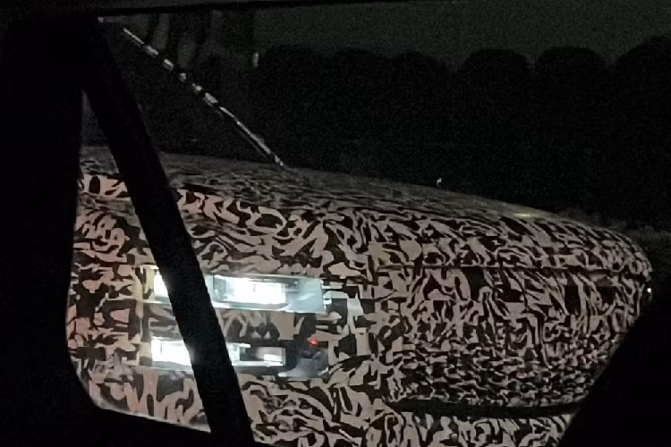 Cách đây không lâu, chiếc xe được cho là Toyota Century SUV cũng đã bị bắt gặp khi chạy thử trên đường phố Nhật Bản. Qua hình ảnh được lan truyền trên mạng xã hội, có thể thấy chiếc SUV bí ẩn này được trang bị cụm đèn pha và đèn hậu LED 2 tầng với thiết kế hình chữ nhật. Thiết kế này khiến người ta liên tưởng đến những mẫu xe sang mang thương hiệu Genesis của tập đoàn Hyundai, ví dụ như GV80.