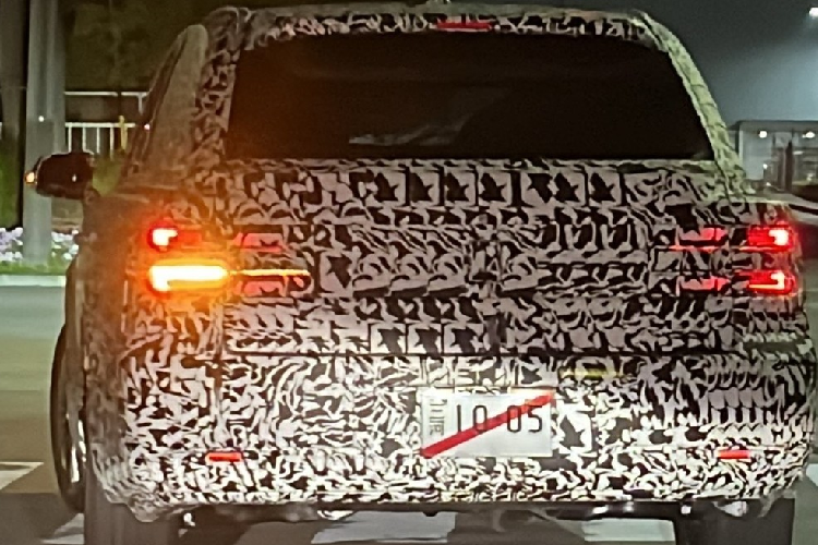 Cho đến thời điểm hiện tại, chưa có thông tin chính thức nào liên quan đến mẫu SUV hạng sang này được tung ra. Ngay cả tên gọi chính thức của xe cũng chưa được hé lộ. Đại lý tại Nhật Bản khẳng định họ chưa nhận được thông tin về Toyota Century SUV mới. Tuy nhiên, theo một số khách hàng, họ đã được hãng Toyota bí mật liên hệ và cho biết: "Loại xe này sẽ xuất hiện nên xin hãy chuẩn bị".