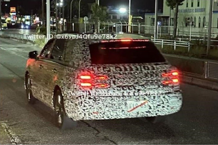 Ngoài ra, xe còn được trang bị đèn phanh trên cao kéo dài hết cánh gió mui, tương tự SUV hạng trung Toyota Venza thế hệ mới. Trên cản sau của Toyota Century SUV có vẻ sẽ tích hợp đèn lùi và đèn phản quang. Trong khi đó, nóc xe đi kèm baga nóc và ăng ten vây cá. Những chi tiết còn lại của Toyota Century SUV đều được giấu kín. 