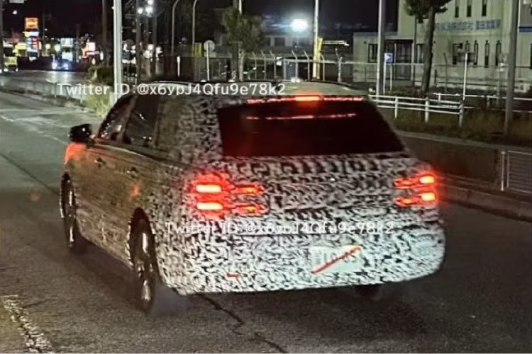 Ngoài ra, xe còn được trang bị đèn phanh trên cao kéo dài hết cánh gió mui, tương tự SUV hạng trung Toyota Venza thế hệ mới. Trên cản sau của Toyota Century SUV có vẻ sẽ tích hợp đèn lùi và đèn phản quang. Trong khi đó, nóc xe đi kèm baga nóc và ăng ten vây cá. Những chi tiết còn lại của Toyota Century SUV đều được giấu kín. 