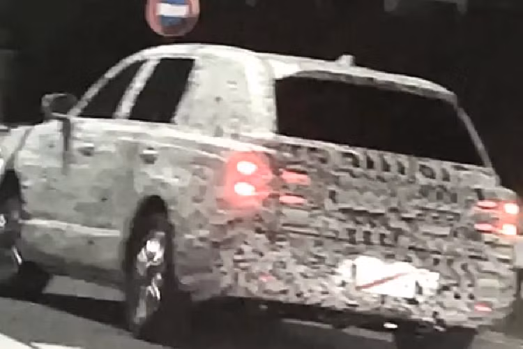 Tuy nhiên, có thể thấy rằng xe sẽ được áp dụng phong cách thiết kế không giống bất kỳ mẫu ôtô nào khác của Toyota. Theo tờ Bestcarweb của Nhật Bản, Toyota Century SUV sẽ sở hữu màu sơn đặc trưng là đỏ nâu Maroon nhằm tạo ra hình ảnh mẫu xe trưởng thành, phù hợp với các doanh nhân giàu có.