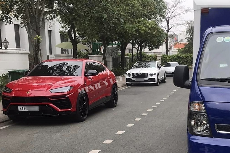 Hiện tại, hầu hết dàn xe khủng mà đại gia nàyt sở hữu đều được cất tại 1 garage xe, cũng là biệt thự mà 2 vợ chồng doanh nhân này đang sinh sống ở quận Bình Thạnh, lâu lâu, dàn xe này mới được chủ nhân cho về tỉnh Lâm Đồng.