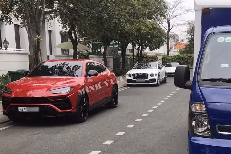 Hiện tại, hầu hết dàn xe khủng mà đại gia nàyt sở hữu đều được cất tại 1 garage xe, cũng là biệt thự mà 2 vợ chồng doanh nhân này đang sinh sống ở quận Bình Thạnh, lâu lâu, dàn xe này mới được chủ nhân cho về tỉnh Lâm Đồng.