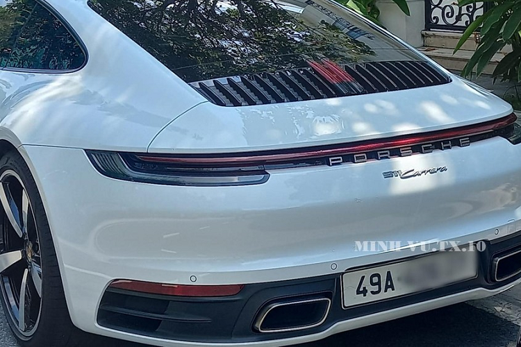 Như vậy, mỗi phân khúc cũng như hãng xe, đại gia này sở hữu cho mình 1 dòng, phiên bản khác nhau, chẳng hạn siêu xe có thương hiệu Ferrari với chiếc F8 Spider, đây là quà tặng mà doanh nhân này đã tặng cho "nóc nhà" khi vừa hạ sinh con.