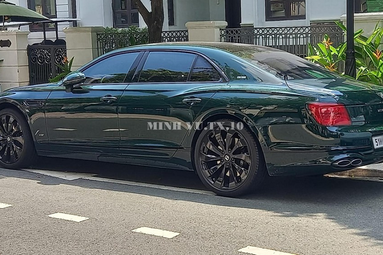 Do số lượng xe quá nhiều nên vợ chồng doanh nhân đến từ Lâm Đồng không chỉ để xe trong garage mà còn cả trước cửa nhà, vì khu vực này riêng tư, đường xá chỉ dành cho những ai ở trong biệt thự dùng, nên việc đổ xe ngoài đường không ảnh hưởng gì nhiều.