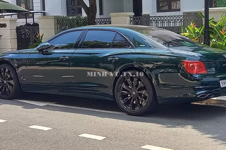 Do số lượng xe quá nhiều nên vợ chồng doanh nhân đến từ Lâm Đồng không chỉ để xe trong garage mà còn cả trước cửa nhà, vì khu vực này riêng tư, đường xá chỉ dành cho những ai ở trong biệt thự dùng, nên việc đổ xe ngoài đường không ảnh hưởng gì nhiều.