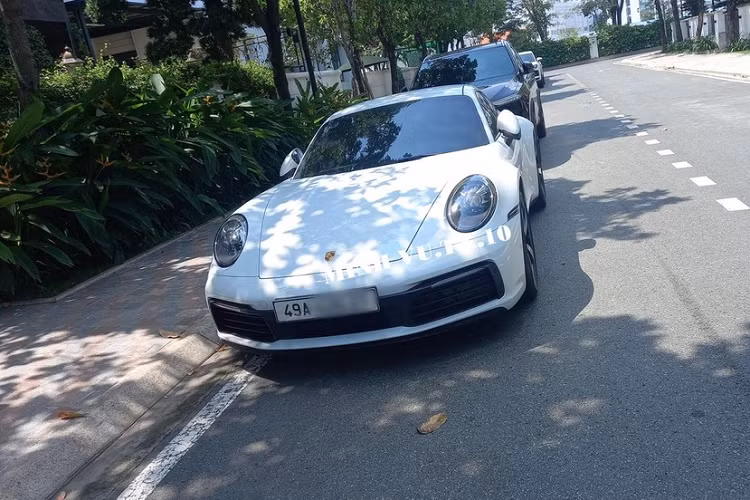 Nhìn lướt qua các hình ảnh chụp trước nhà của đại gia này có thể thấy hay xuất hiện những mẫu xe nổi bật như Ferrari F8 Spider, Mercedes-AMG G63 độ TopCar, Bentley Flying Spur V8, Lamborghini Urus hay Porsche 911 Carrera.