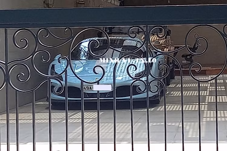 Nếu bạn không tin, hãy nhìn vào bộ sưu tập siêu xe của đại gia Lâm Đồng này để thấy không thua kém gì các dân chơi nổi tiếng tại Việt Nam. Do khá kín tiếng trên mạng xã hội, vì thế, garage của doanh nhân này hiếm khi được chia sẻ rộng rãi.