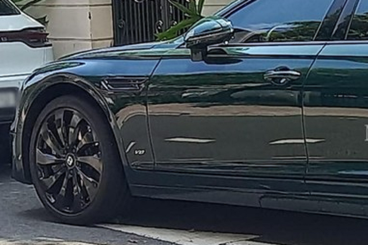 Ở phân khúc xe thể thao có Porsche 911 Carrera màu trắng, dòng xe SUV chia ra thành siêu SUV có Lamborghini Urus và SUV hạng sang là Mercedes-AMG G63 độ TopCar, sau cùng là xe siêu sang với Bentley Flying Spur V8.