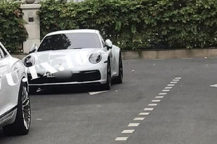 Trước đó, doanh nhân này cũng là chủ nhân của chiếc siêu xe Ferrari 488 GTB độ SVR và siêu xe giới hạn Lamborghini Aventador Limited Edition 50 độc nhất Việt Nam, chỉ có đúng 50 xe trên toàn thế giới do hãng độ Liberty Walk tạo ra.