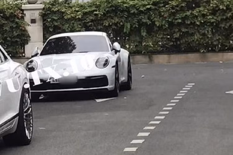 Trước đó, doanh nhân này cũng là chủ nhân của chiếc siêu xe Ferrari 488 GTB độ SVR và siêu xe giới hạn Lamborghini Aventador Limited Edition 50 độc nhất Việt Nam, chỉ có đúng 50 xe trên toàn thế giới do hãng độ Liberty Walk tạo ra.