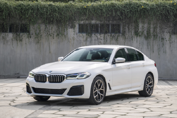 Màn hình trung tâm của xe hỗ trợ Apple CarPlay/Android Auto không dây và tính năng điều khiển bằng giọng nói. Ngoài ra, BMW 520i lắp ráp trong nước còn có điều hòa tự động 4 vùng độc lập, hệ thống hỗ trợ đỗ xe Parking Assistant, chìa khóa thông minh Comfort Access…