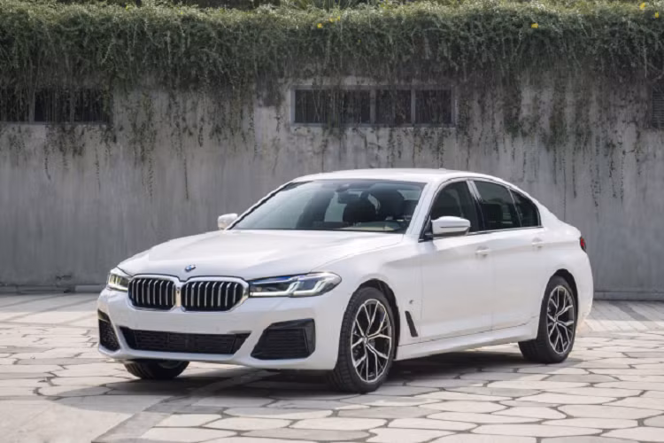 Màn hình trung tâm của xe hỗ trợ Apple CarPlay/Android Auto không dây và tính năng điều khiển bằng giọng nói. Ngoài ra, BMW 520i lắp ráp trong nước còn có điều hòa tự động 4 vùng độc lập, hệ thống hỗ trợ đỗ xe Parking Assistant, chìa khóa thông minh Comfort Access…