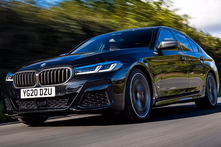 Dù ở phiên bản nào, BMW 5-Series lắp ráp trong nước đều dùng động cơ B48 TwinPower 2.0L, cho công suất tối đa 184 mã lực ở tua máy 5.000 - 6.000 vòng/phút và mô-men xoắn cực đại 290 Nm ở tua máy 1.350 - 4.250 vòng/phút. Xe sử dụng hệ dẫn động cầu sau và hộp số tự động 8 cấp Steptronic.