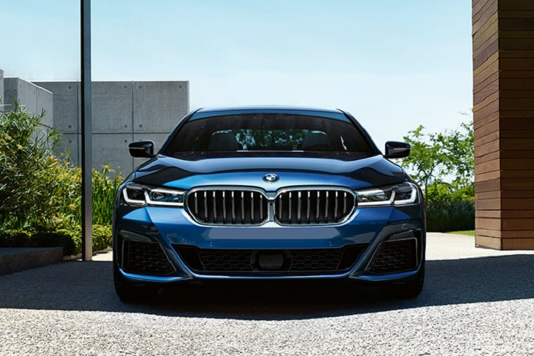 Những trang bị tiện nghi khác dành cho BMW 520i M Sport lắp ráp trong nước gồm có hệ thống hiển thị thông tin trên kính chắn gió HUD, hệ thống hỗ trợ lùi xe Reversing Assistant, phanh hiệu năng cao M Sport, nước hoa nội thất Ambient Air, đèn viền nội thất Ambient Light và các chi tiết nội thất ốp nhôm Rhombicle Smoke.